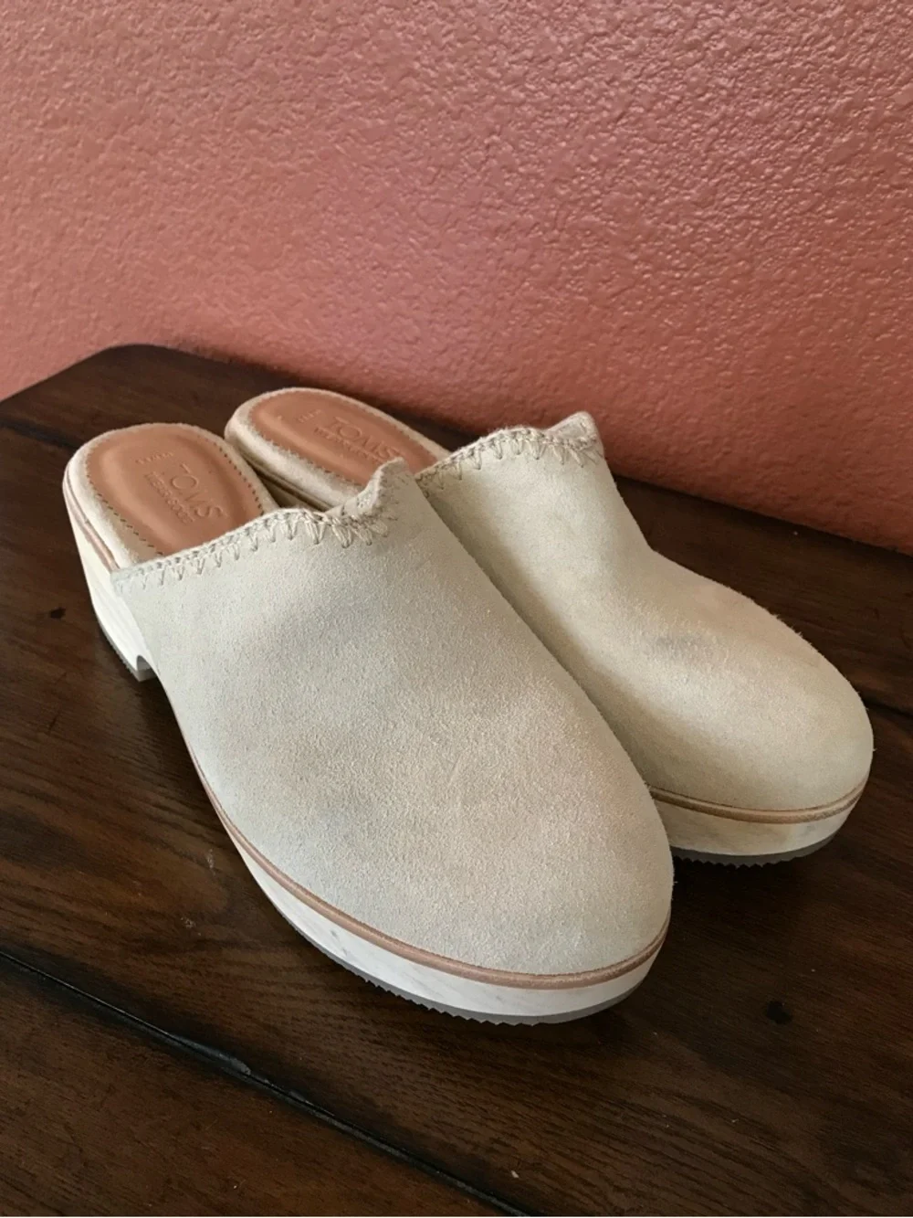 TOMS Women’s 8.5 Addison Neutral Cream Suede Round Toe Mule Wooden Clogs in EUC - Picture 2 of 16